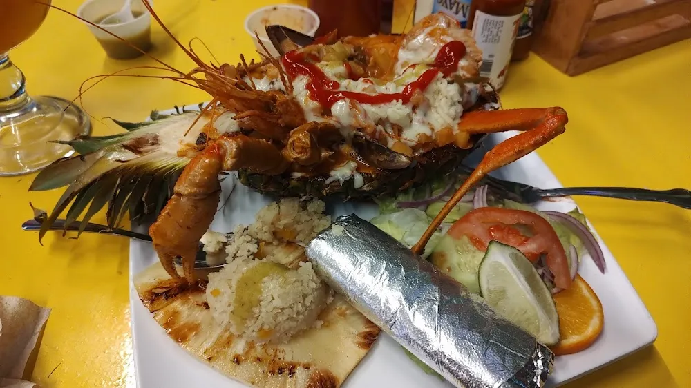 Piña Rellena de Mariscos